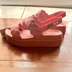 CROCS NWT Pink Brooklyn Woven Platform Sandals with Back Strap